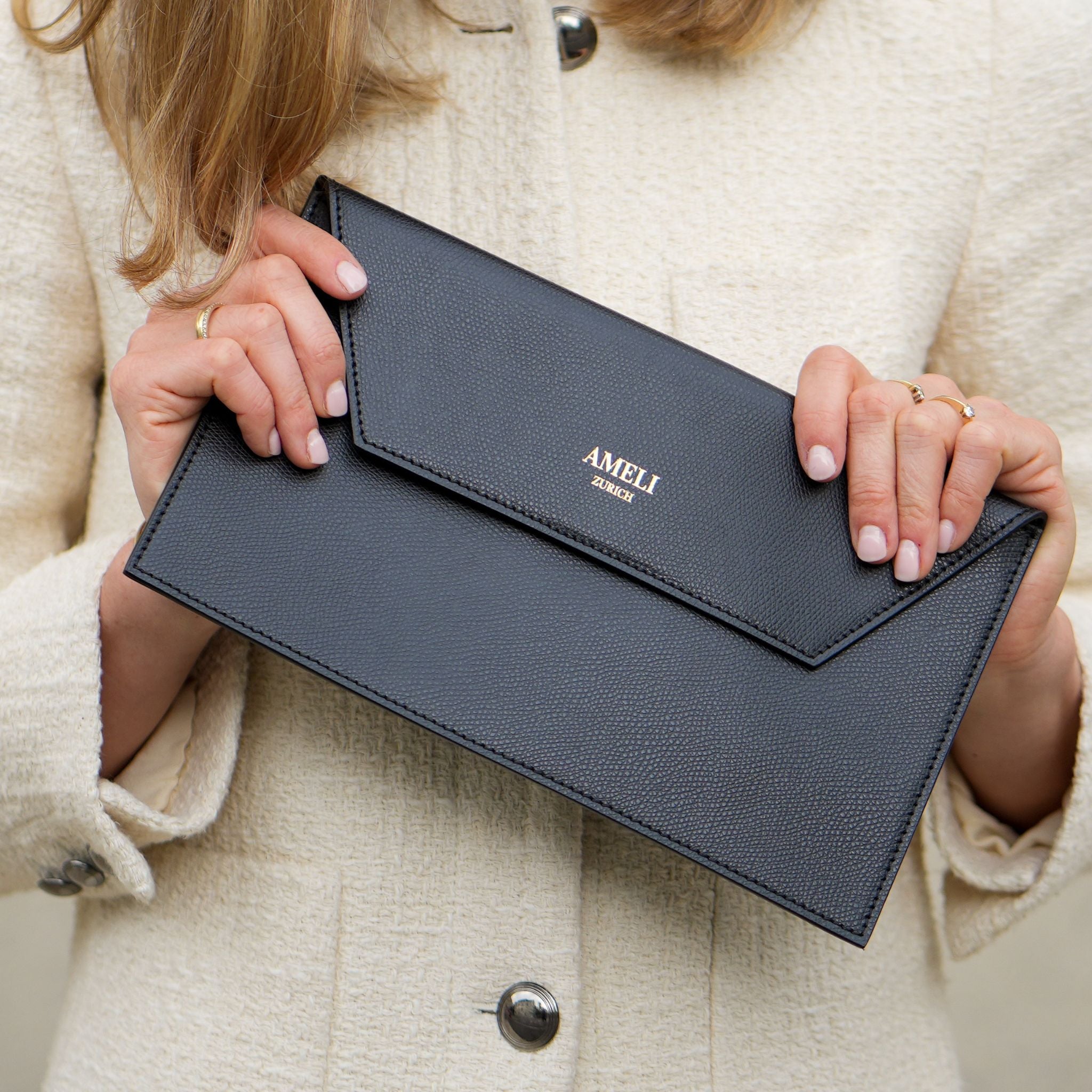 AMELI Zurich | CLUTCH | Black | Pebbled Leather | Model