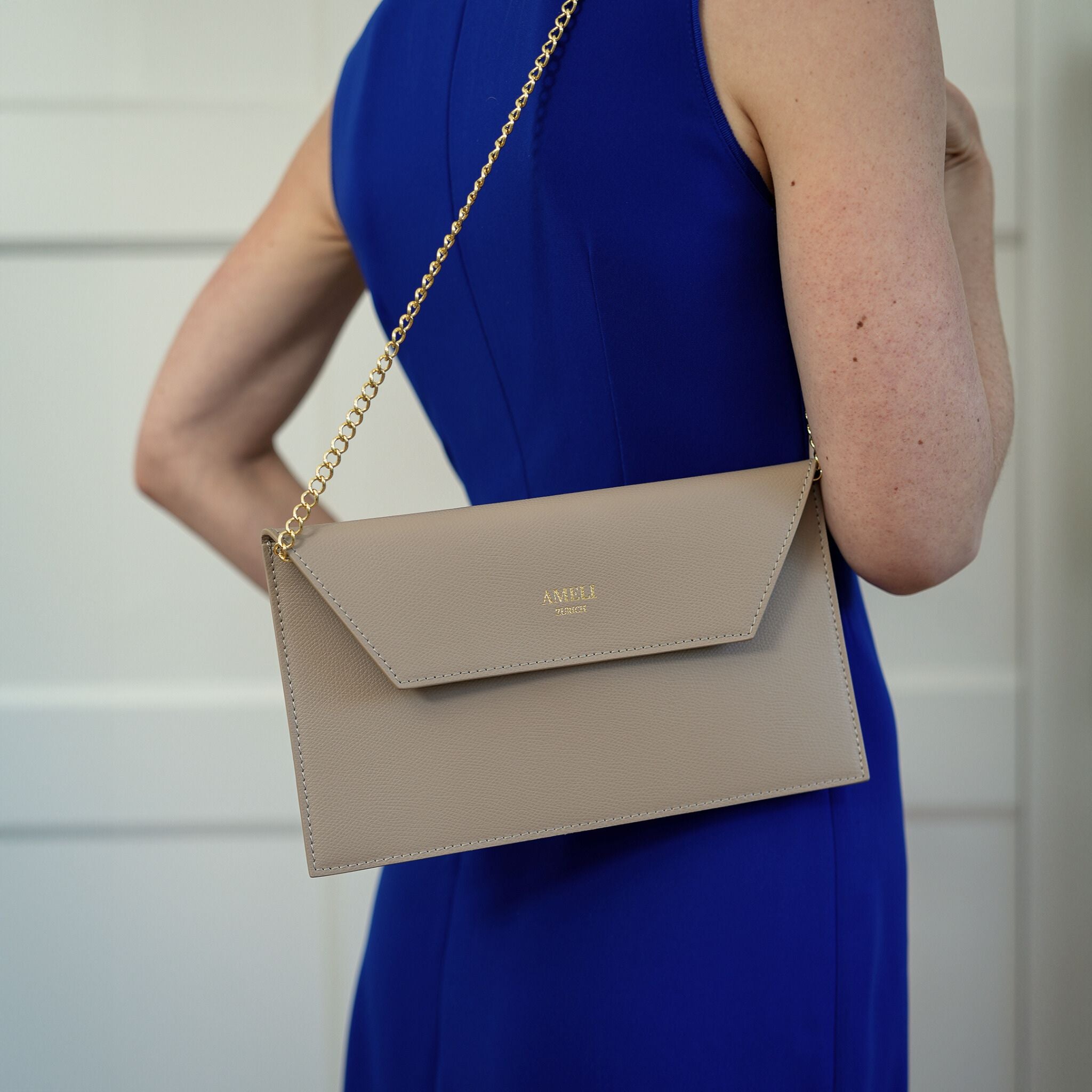 AMELI Zurich | Clutch | Cappuccino | Pebbled Leather | With gold chain