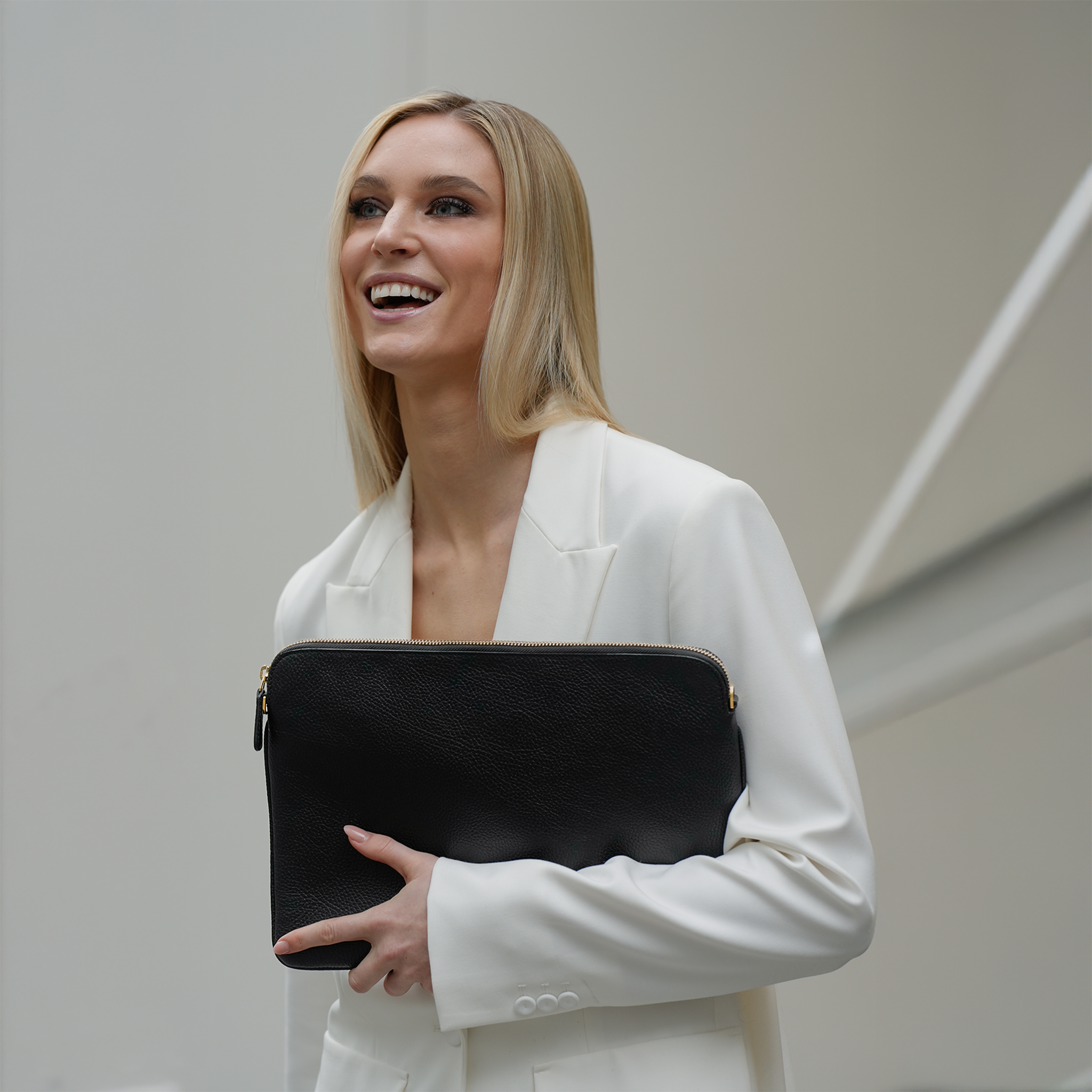 AMELI Zurich | LAPTOP CASE | Black | Soft Grain Leather | Model