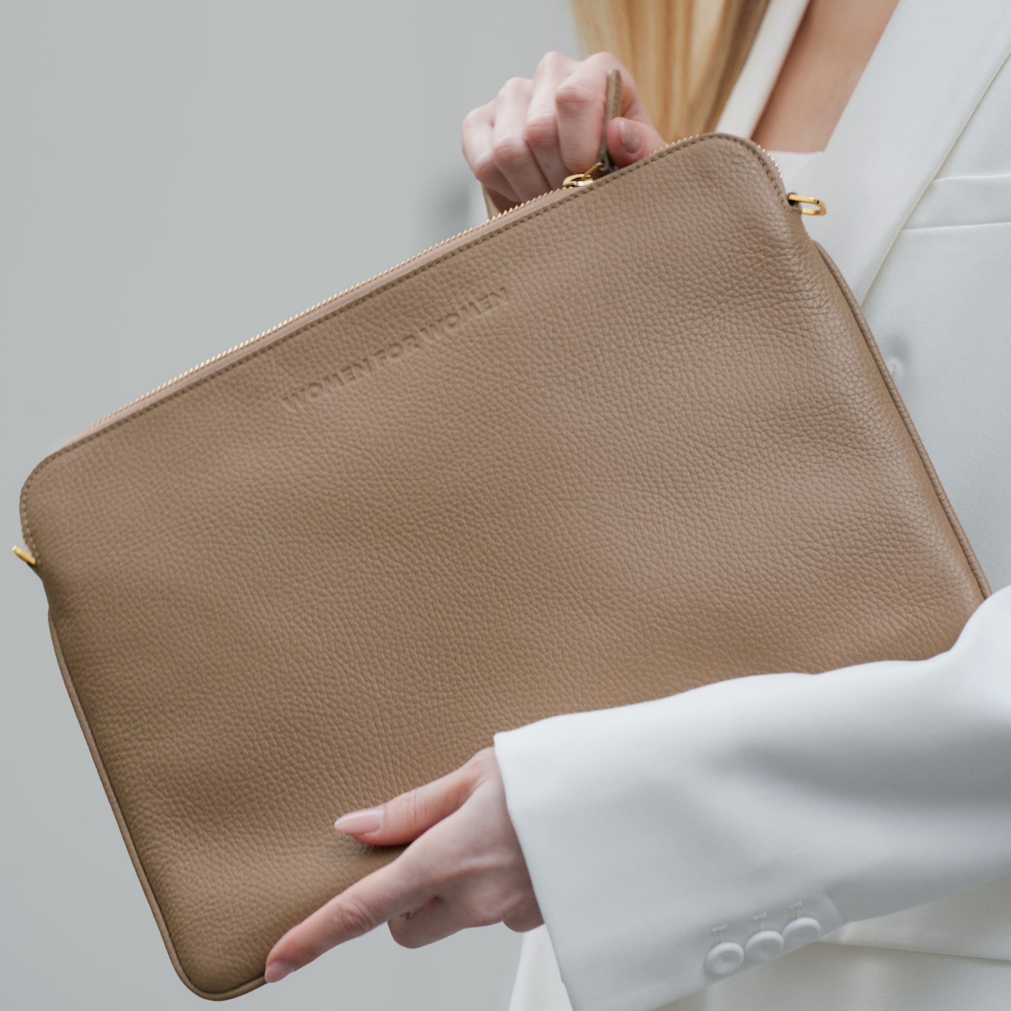 AMELI Zurich | LAPTOP CASE | Greige | Soft Grain Leather | Front - Model