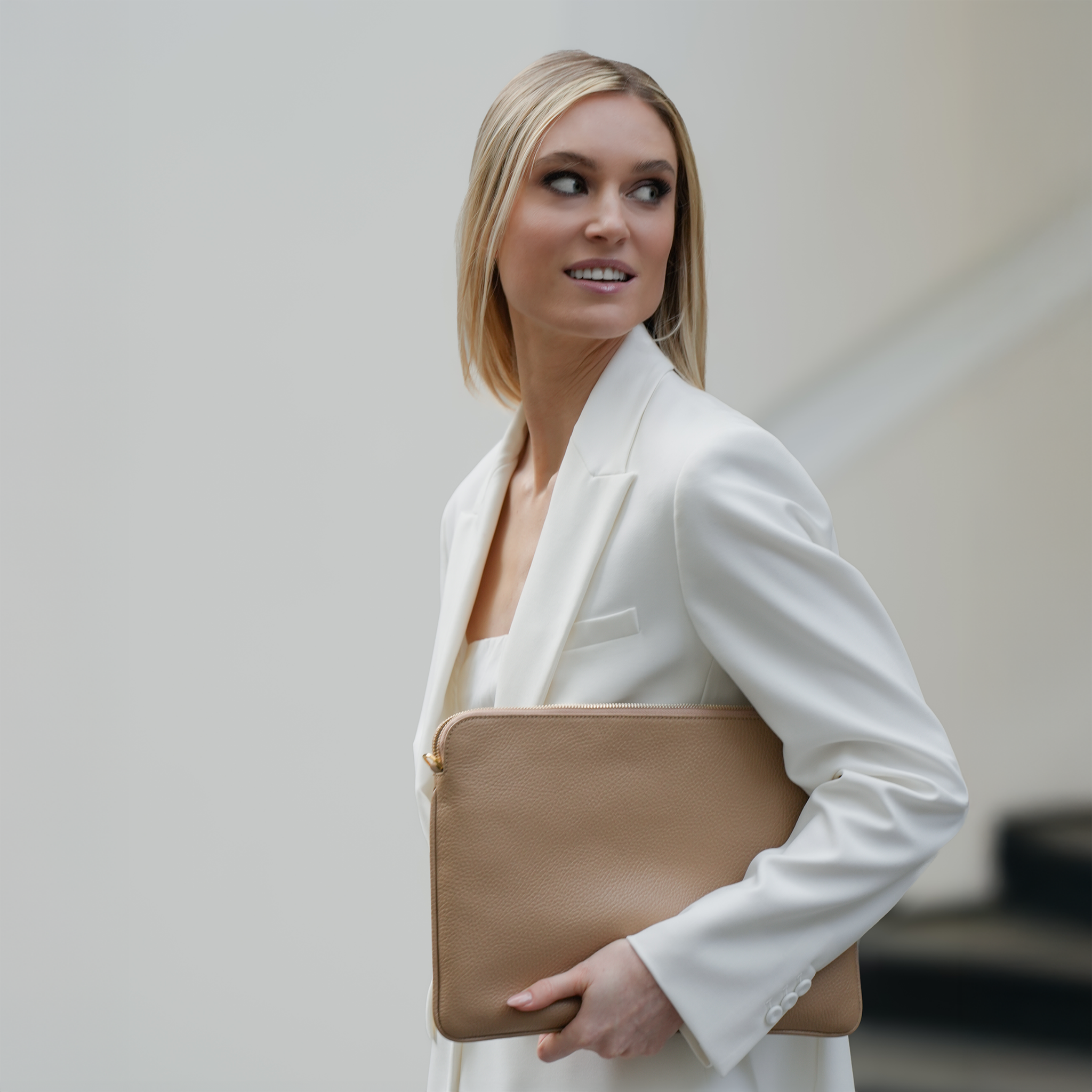 AMELI Zurich | LAPTOP CASE | Greige | Soft Grain Leather | Model