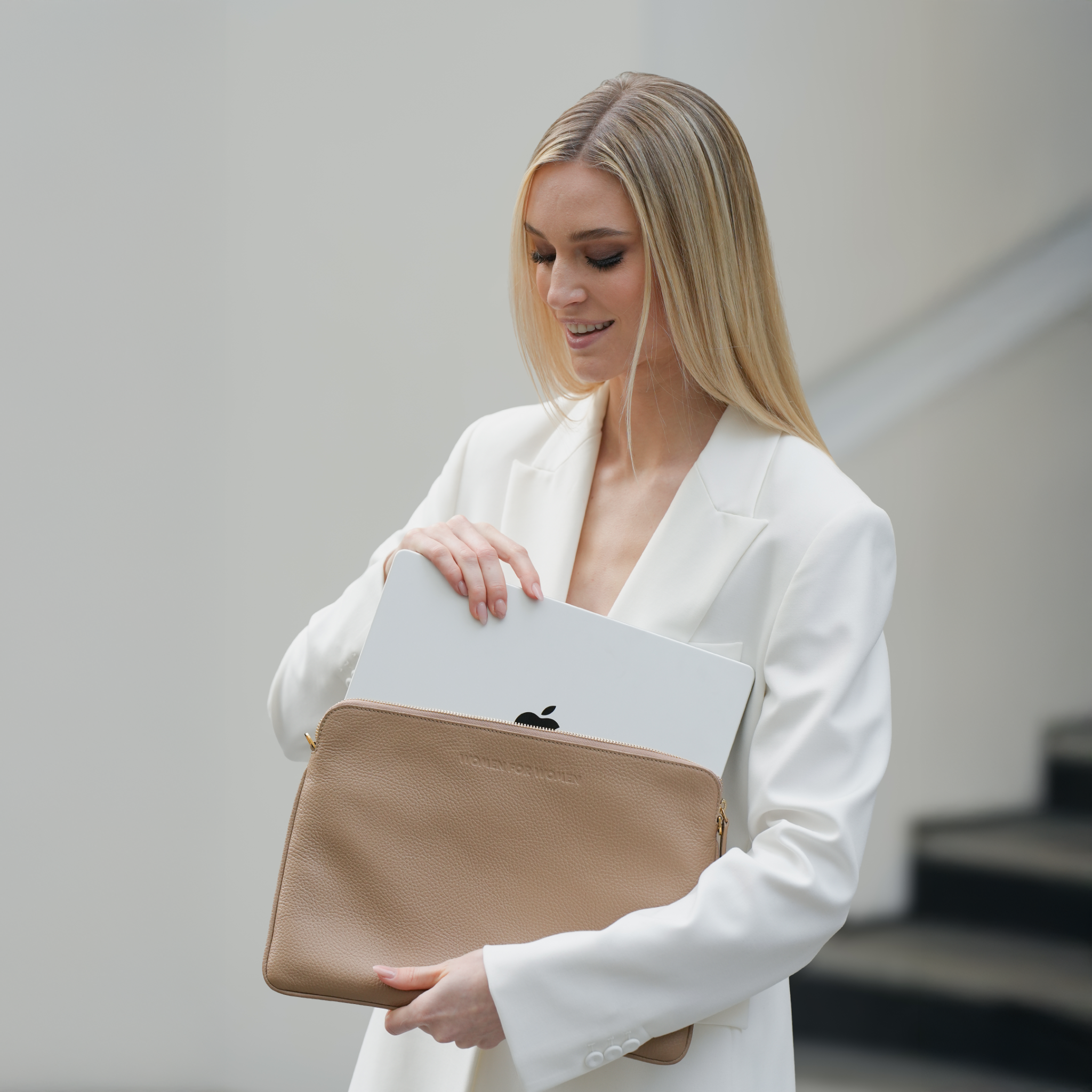 AMELI Zurich | LAPTOP CASE | Greige | Soft Grain Leather | Model