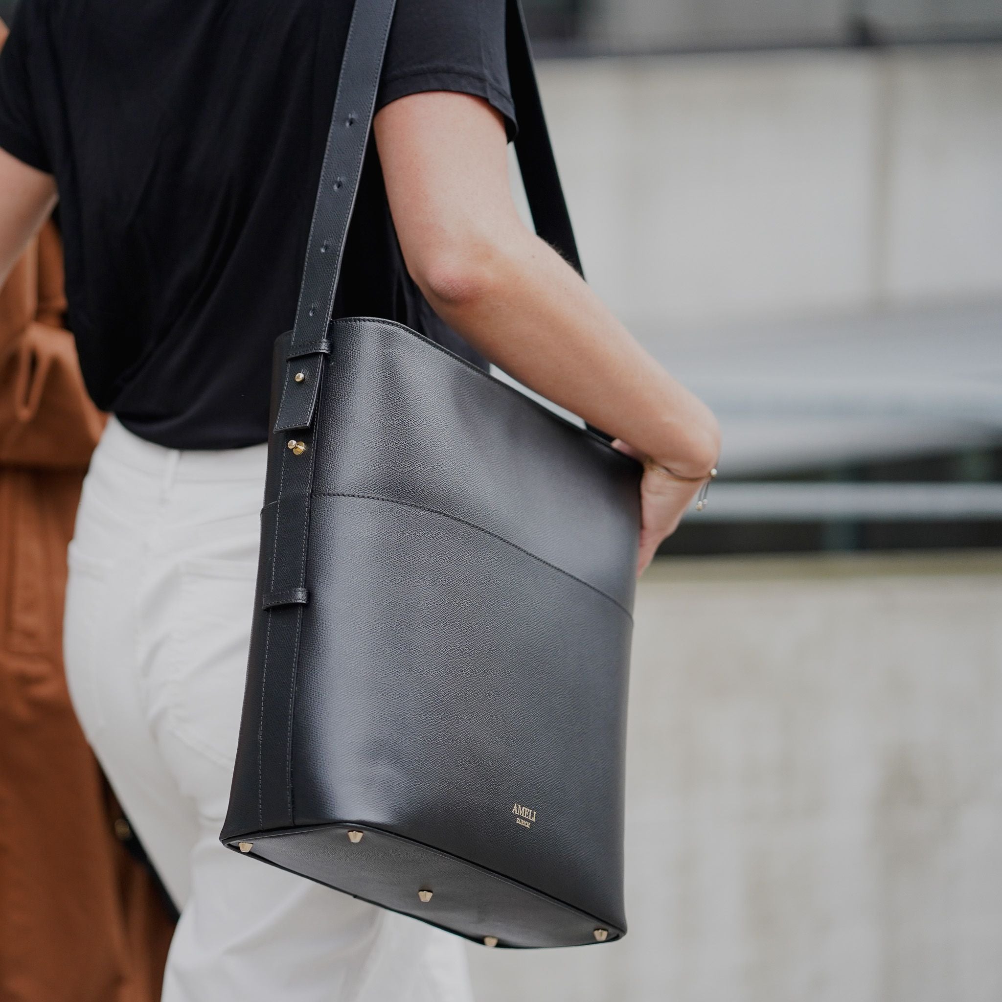 AMELI Zurich | LETTEN | Black | Pebbled Leather | Shoulder bag