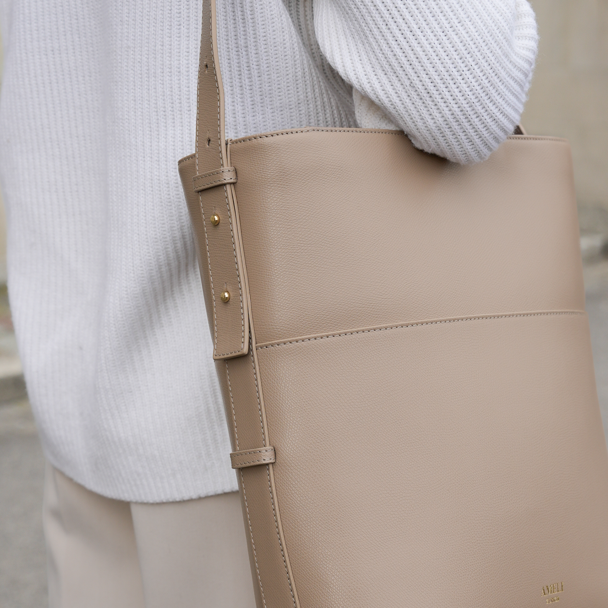 AMELI Zurich | LETTEN | Cappuccino | Pebbled Leather | Shoulder bag Detail