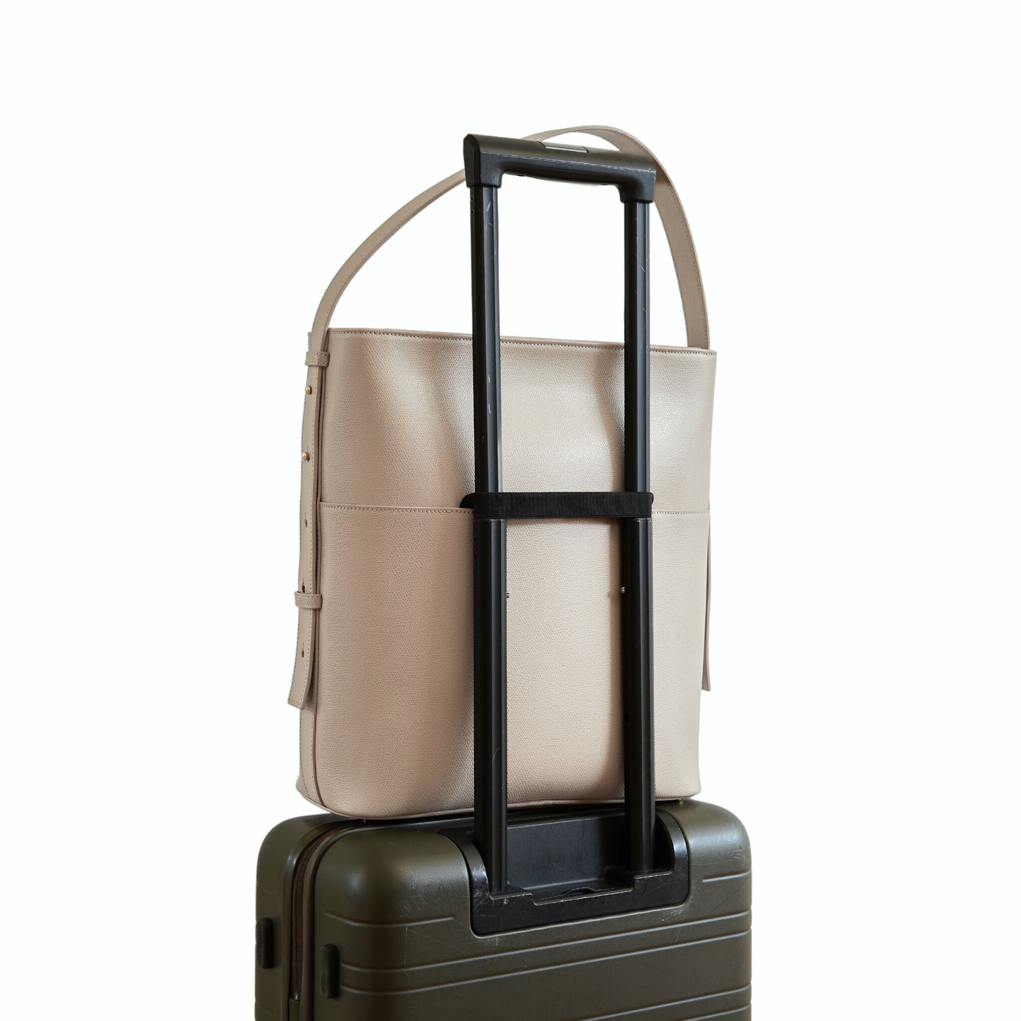 AMELI Zurich | LETTEN | Cappuccino | Pebbled Leather | On the suitcase