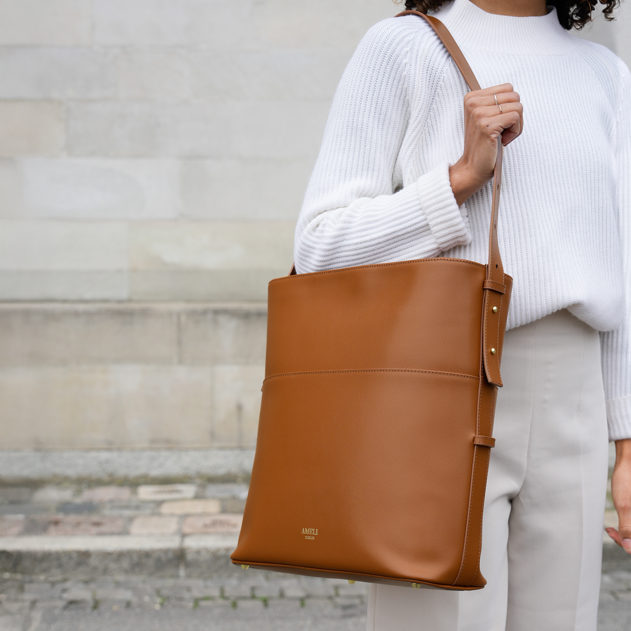 AMELI Zurich | LETTEN | Cognac | Pebbled Leather | Shoulder bag Detail