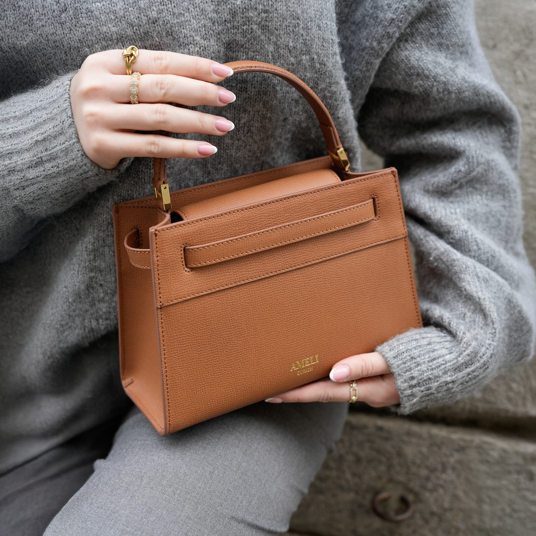 AMELI Zurich | SEEFELD MINI | Cognac | Pebbled Leather | Model