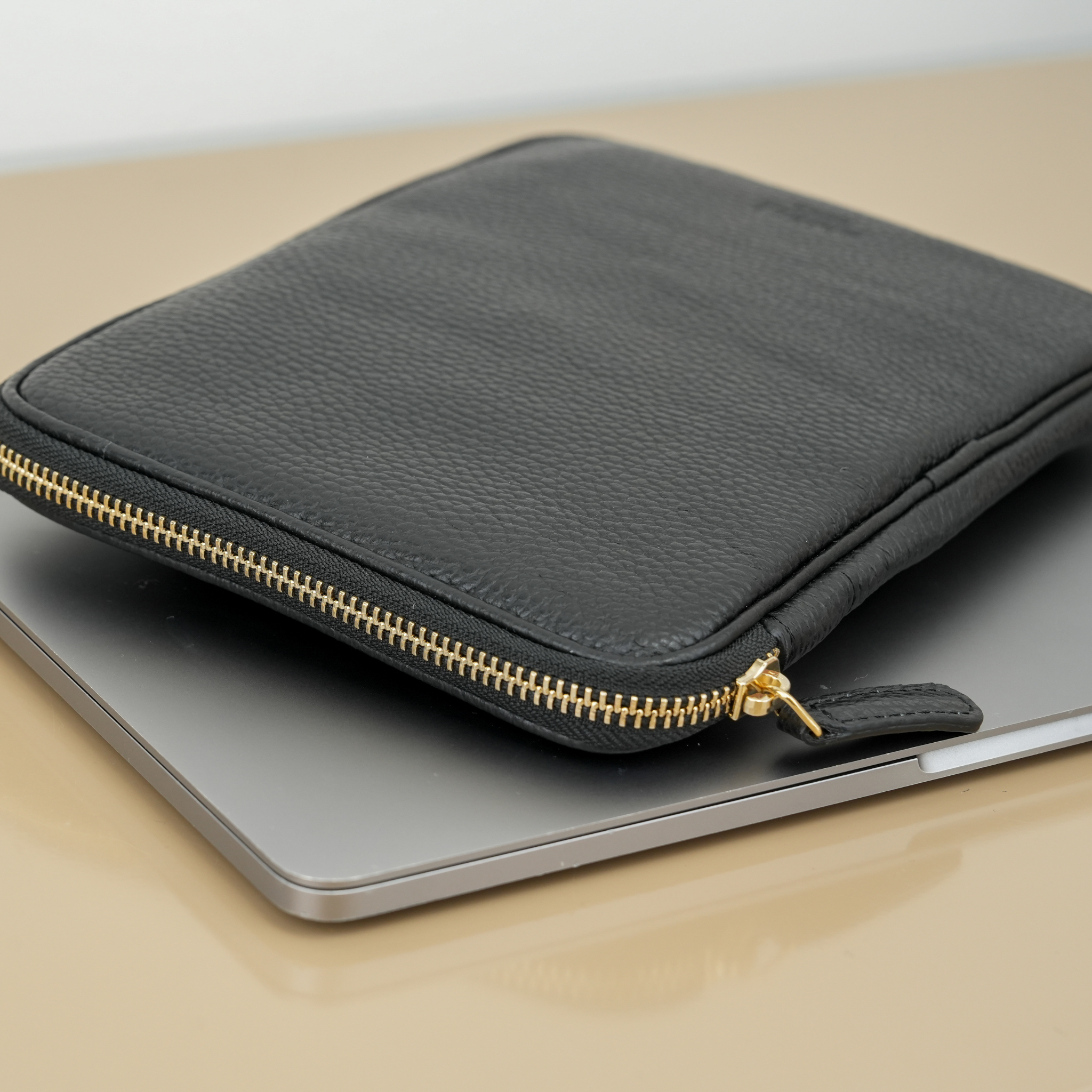 AMELI Zurich | TECHNOPARK | Black | Classic | Golden Hardware | Side